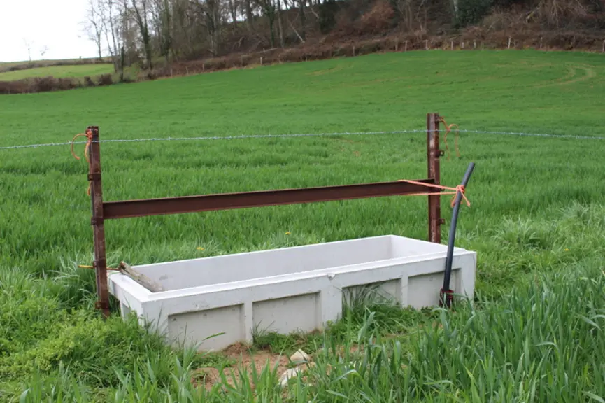 L’eau est propulsée jusqu’à des bacs en béton de 1 000 litres, chacun étant équipé d'un flotteur.
