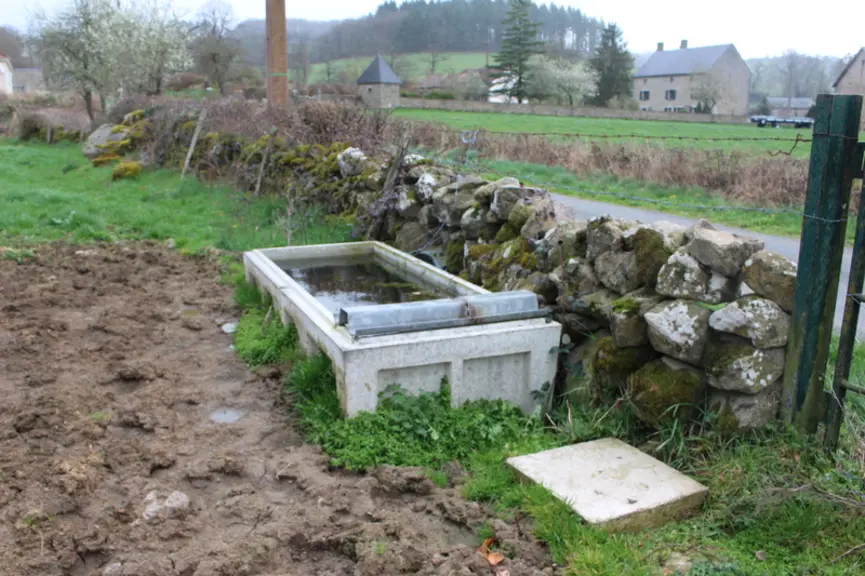 Sur un autre site, un captage de source (entre 1 et 1,5 m de profondeur) alimente par gravité des bacs.
