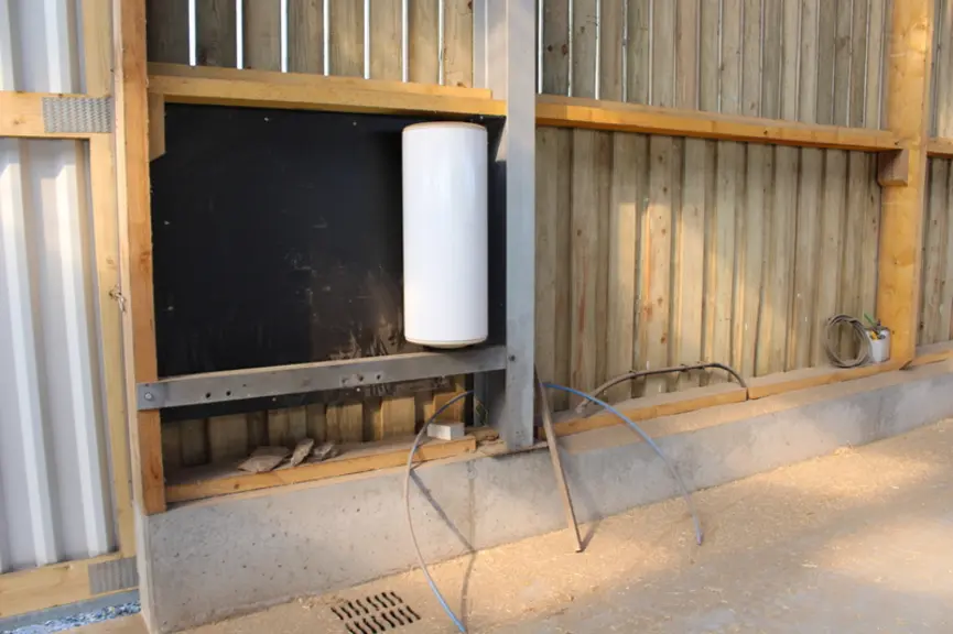 Dans le pan nord, à proximité d'où est positionnée la barrière à césarienne, seront installés un évier, un réchaud pour le colostrum, un robinet d'eau