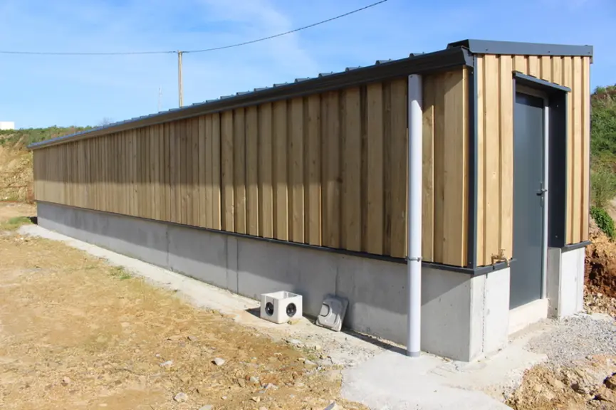 À une quinzaine de mètres, un local de deux pièces a été construit. L'une abritera les onduleurs. L'autre loge les arrivées d’eau, avec une ligne par