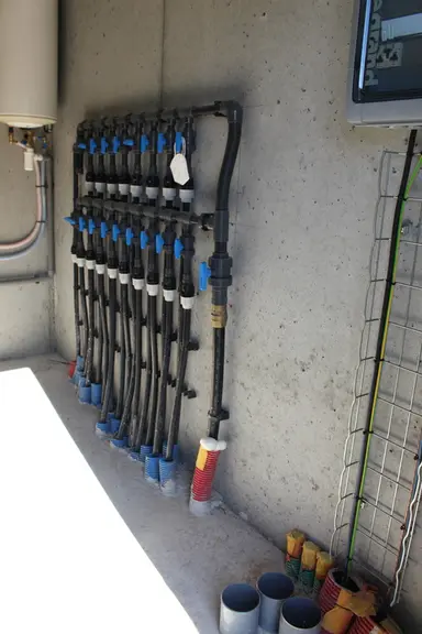 À une quinzaine de mètres, un local de deux pièces a été construit. L'une abritera les onduleurs. L'autre loge les arrivées d’eau, avec une ligne par