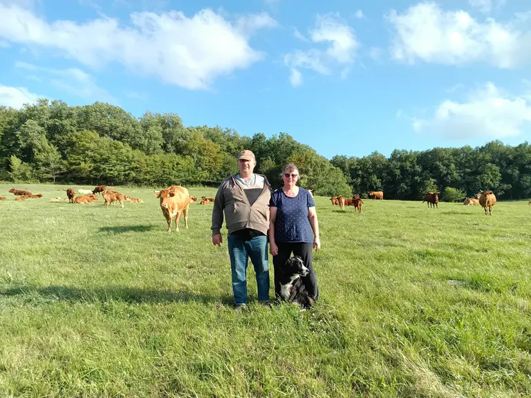 Christophe et Cécile Deveaux, éleveurs de soixante-dix vaches limousines à Sainte-Orse, en Dordogne