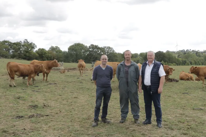 De gauche à droite, Vincent Chesnay, un des chefs d'exploitations du groupement, Jérôme, ex-boucher reconverti en tant que salarié agricole, et Jean-P