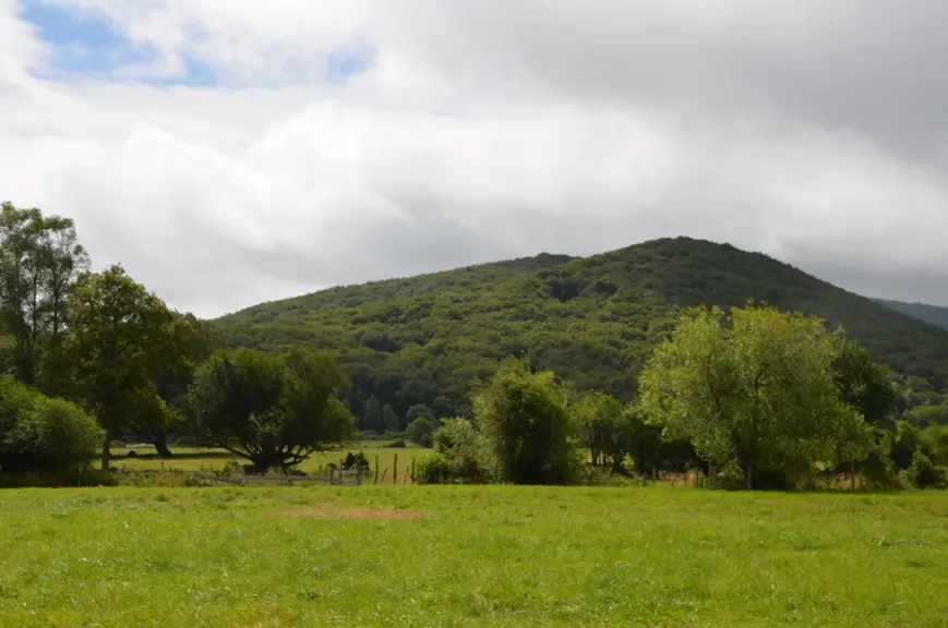 L’impluvium de Volvic est situé sur le site géographique et millénaire de la Chaine des Puys - Faille de Limagne. Le site est inscrit depuis 2018 au p