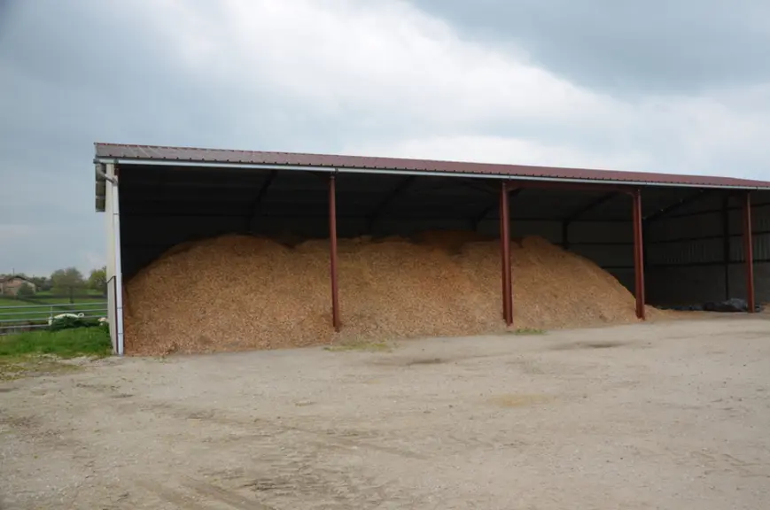Le hangar de stockage abrite ici trois ans de copeaux de bois.