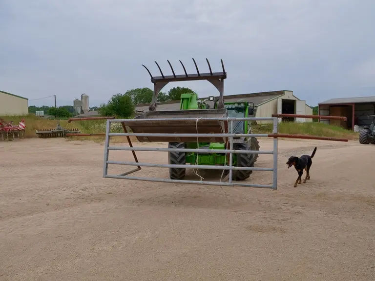 Une porte pour la cage à veau et une barrière autoportée pour déplacer les animaux sans se fatiguer