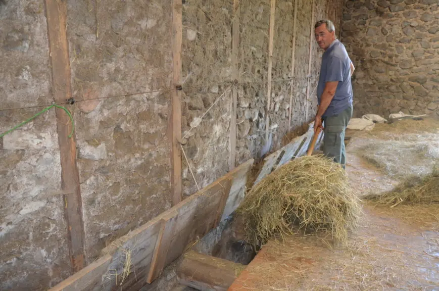 À Égliseneuve-d’Entraigues, dans le Puy-de-Dôme, Denis Guittard, éleveur de vaches aubracs, a résolu le fastidieux travail d’ouverture manuelle de ses