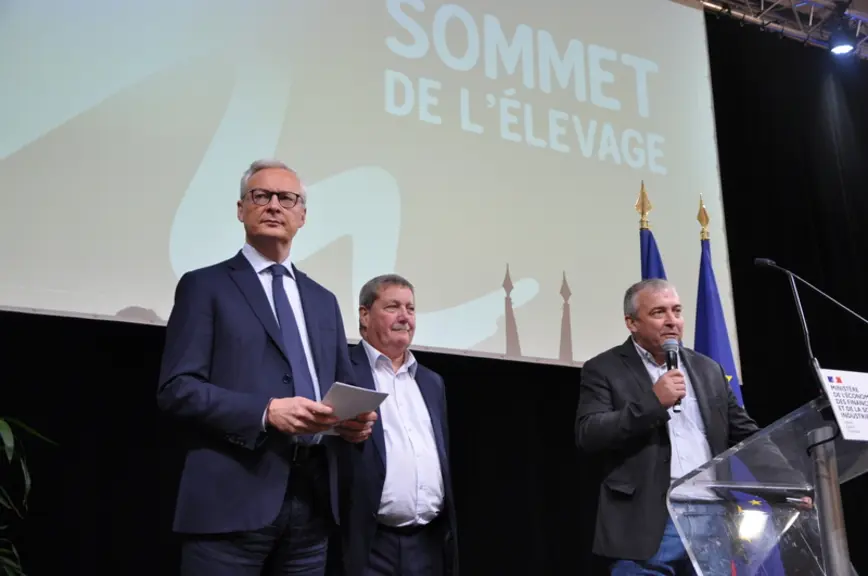 Le ministre de l'Economie, Bruno Le Maire, en visite au salon, accompagné par Jacques Chazalet, président du Sommet de l’élevage et Patrick Bénézit, p