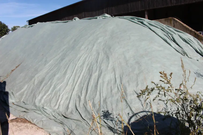 L’éleveur utilise le même type de bâche géotextile pour couvrir la paille et les tas de plaquettes de bois. Il compte les conserver dix ans.