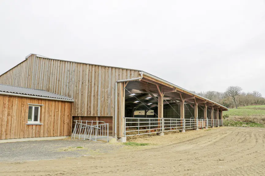 Le bâtiment est semi-ouvert du côté Sud-Est. Un local technique de 6 x 6 mètres a été ajouté sur la façade avant pour un accès à l'eau chaude, à la ph
