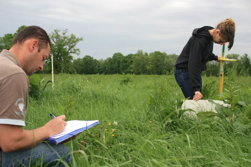 Techniciens d'Acsel (conseil en élevage). Mesure des hauteurs d'herbe avec deux techniques : l'herbomètre (démarrage de végétation) et le damier (phas
