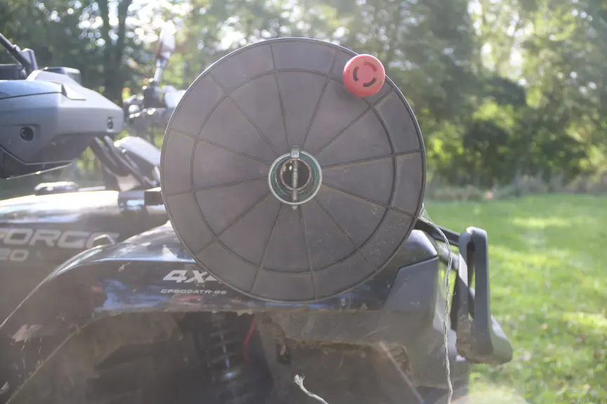 Bobine de fil de clôture montée sur le quad