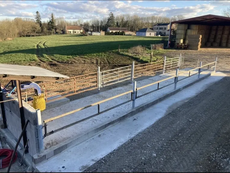aire de contention et d'alimentation accédant aux prairies élevage bovin allaitant