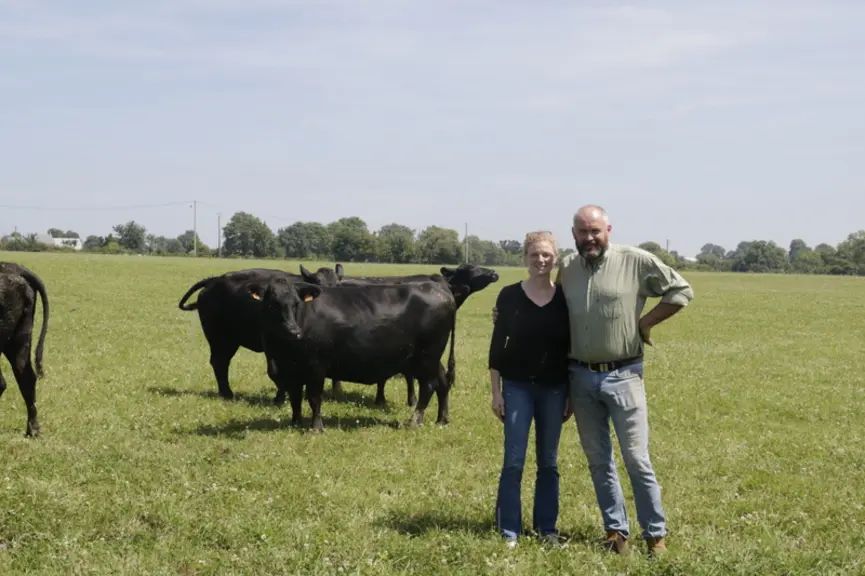 Kathleen Brémont et Stéphane Le Moigne, à la tête d’un troupeau de 170 mères Angus à Ver dans la Manche