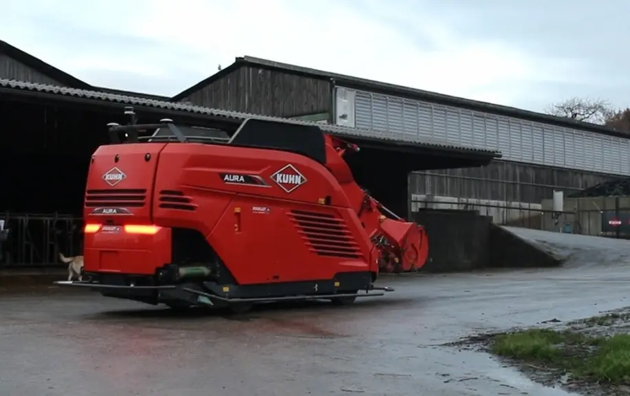 robot d'alimentation Aura Kuhn élevage laitier et engraissement jeunes bovins