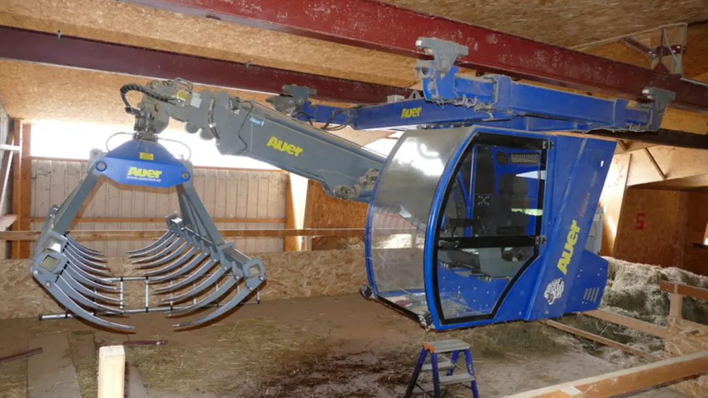 Un griffe à foin circule  sur un rail faisant le tour du bâtiment. Le temps de travail supplémentaire à la récolte par rapport