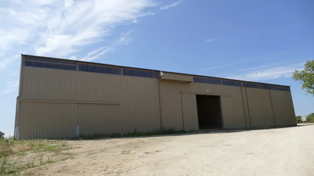 Le séchoir du Gaec Le Chiloup a une capacité de 900 tonnes pour 2000 m2 de surface. Il est orienté Nord-Sud. Le réchauffage de
