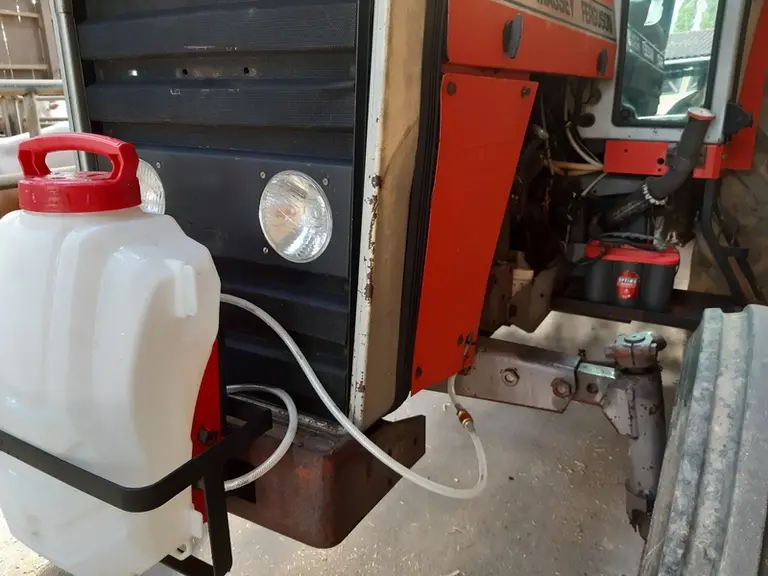Astuce d’éleveur : « j’ai adapté un pulvé pour la pailleuse »
