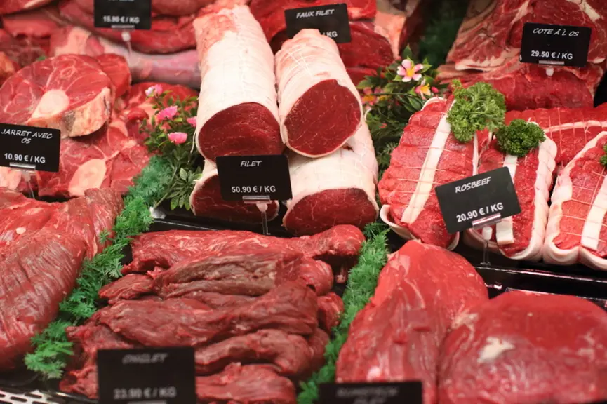 Vitrine d une boucherie avec differents morceaux de boeuf.
Atelier de decoupe de viande.
