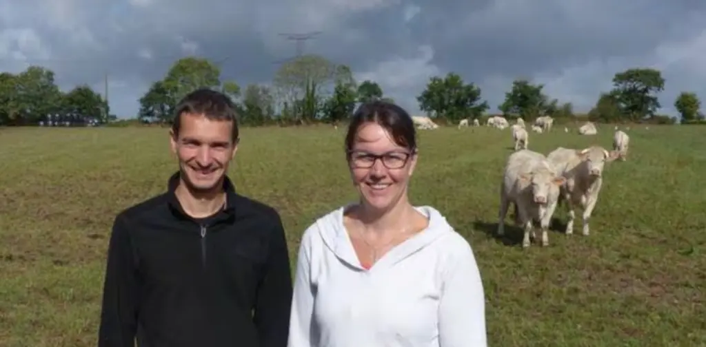 Benjamin Cabirou, naisseur-engraisseur de charolaises à La Ferme du Clocher avec son épouse