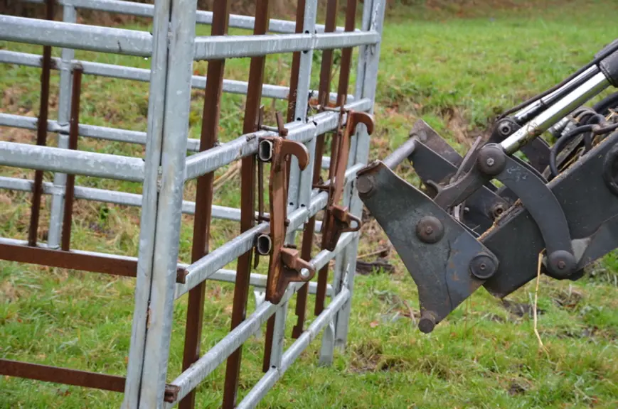 contention cage portée pour les veaux naissants en plein air