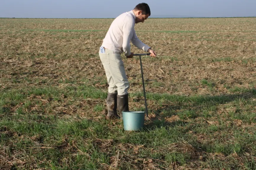 <em class="placeholder">Prélèvement de terre pour une analyse. La tarrière permet de prélever rapidement le sol sur les 20 à 25 cm de couche labourable. Echantillons analyses par le SAS. ...</em>