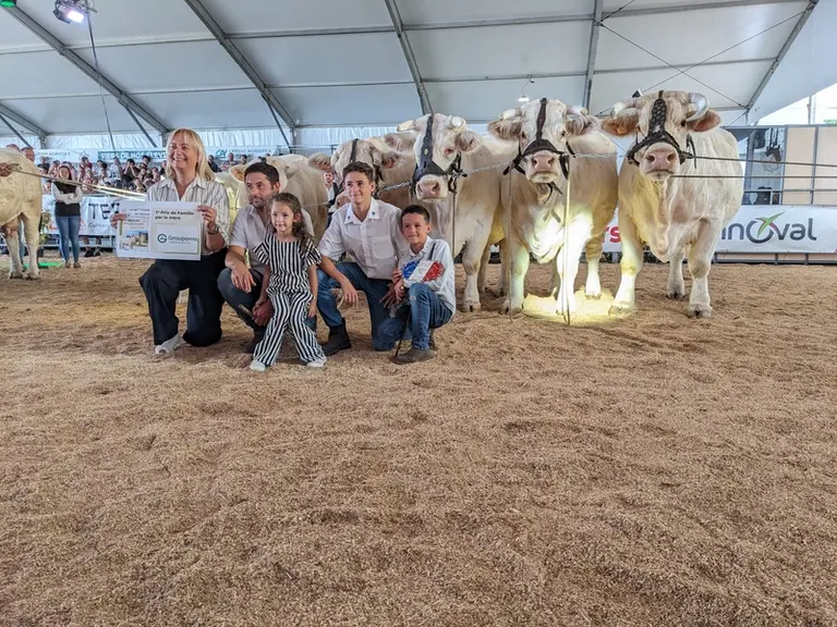 <em class="placeholder">famille barré devant ses vaches pour prix famille par la mère. </em>