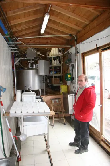 Le caillé est brassé en cuve puis réparti dans le multimoule
pour la fabrication de tommes. Des multimoules de 24 unités
reçoivent également le cail