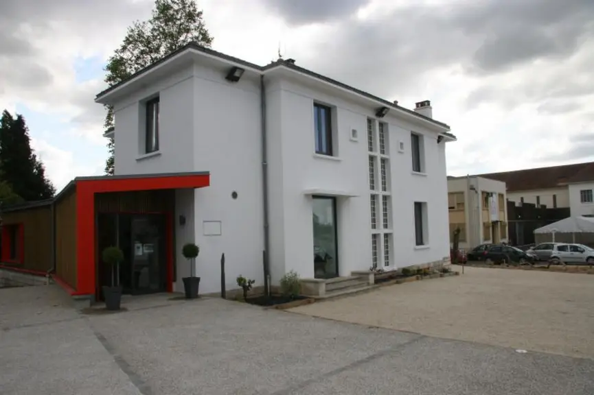 A la demande de la région, la Maison des fromages de chèvres a été éco-conçue (bois local, éclairage avec des LED...) et est prévue pour l'accueil des