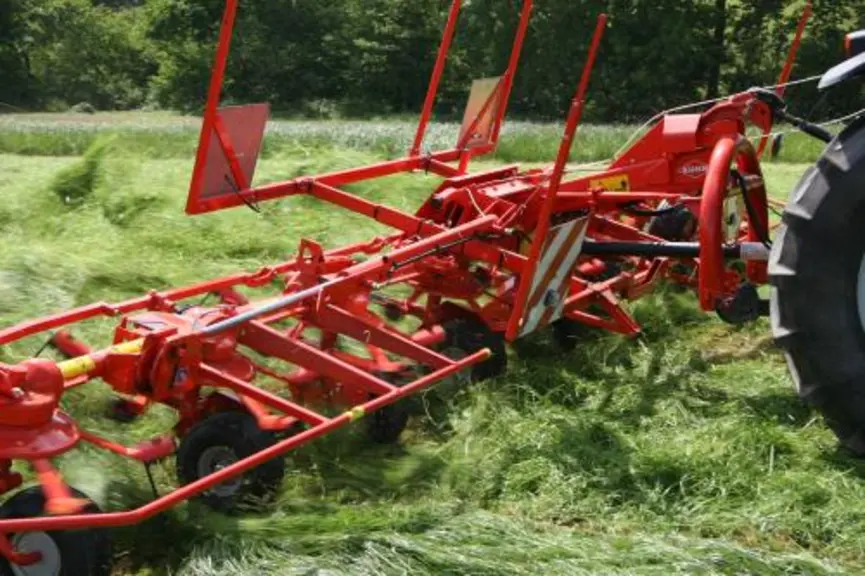 Pour le fanage, les agriculteurs les plus économes ont utilisé une largeur de travail importante, un avancement rapide, un régime moteur plus lent (1