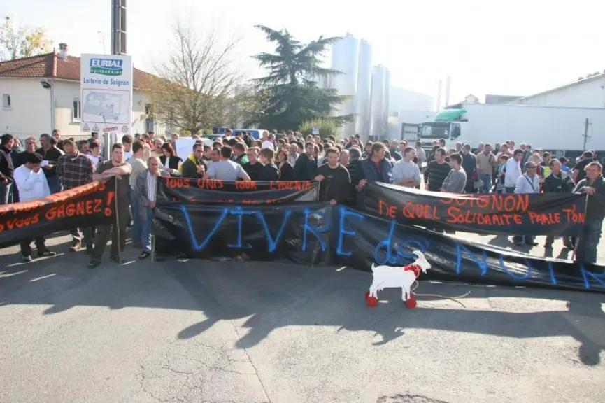 Le 29 octobre dernier à côté de Saint-Maixentl’Ecole dans les Deux-Sèvres, plus de 250 éleveurs se sont rassemblé devant la laiterie de Soignon, propr