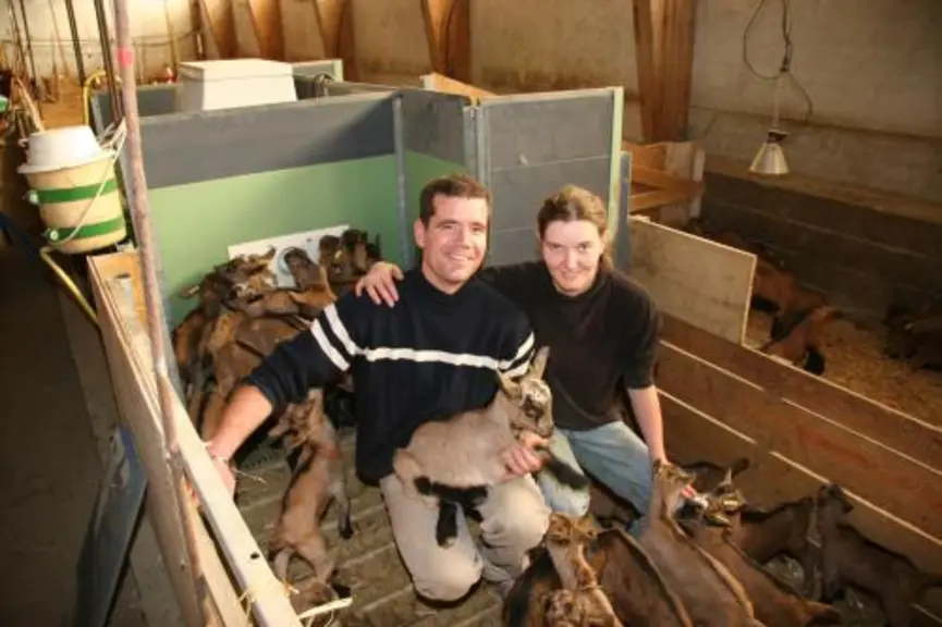 Chistophe et Caroline Claus s’occupent de leurs 200 chèvres depuis 2005. Les 150 000 litres de lait produits sont vendus à Segalafrom et transformés e