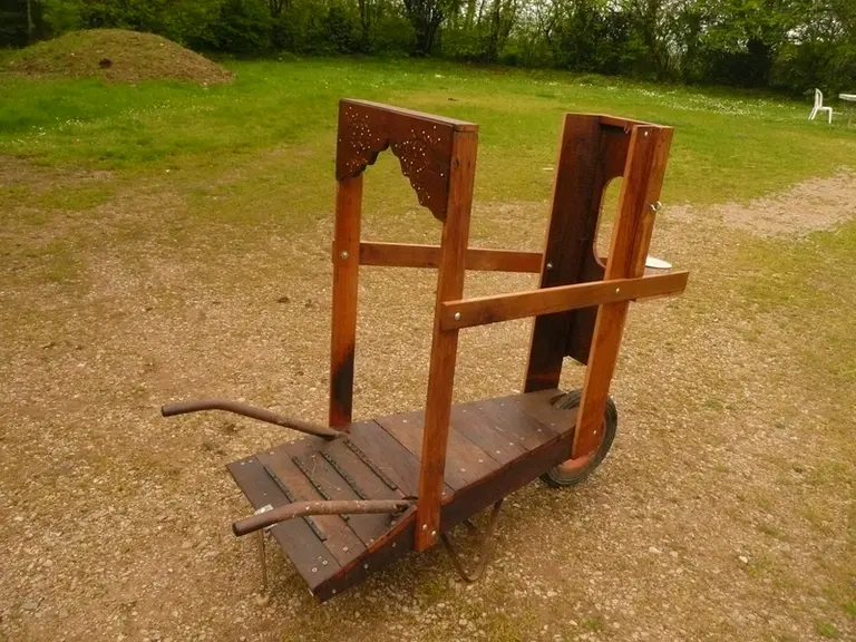 La brouette à traire est stable grâce à l’assise métallique et les chèvres ne se sont jamais renversées. © M. Sébille