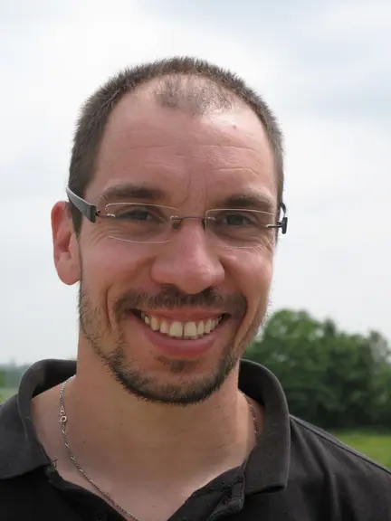 Damien Le Crom pratique l’insémination artificielle sur semence fraîche : « Le plus stressant est le prélèvement du bouc ». © V. Bargain