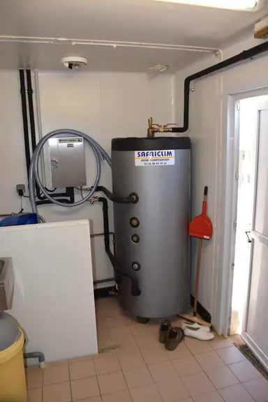 La chaleur du compresseur de la chambre froide préchauffe à 40-45°C l’eau du chauffe-eau qui consomme de fait deux fois moins d’électricité. A Davayé,