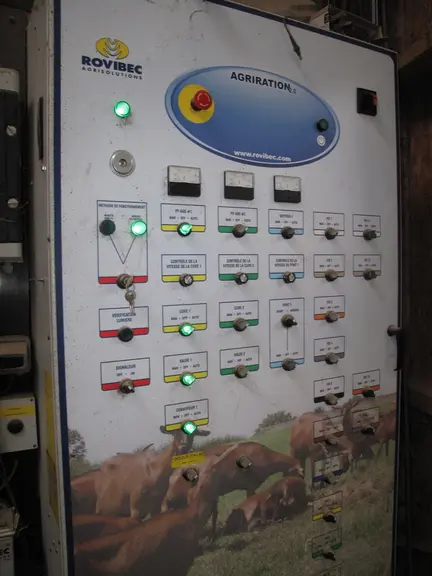 Une armoire de commande gère toutes les opérations. © V. Bargain