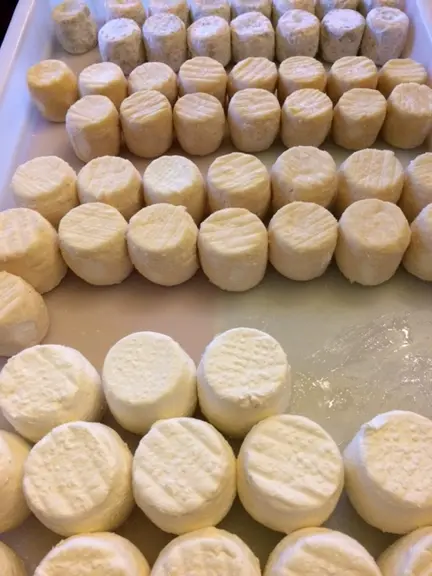 Les fromages sont apportés directement aux salariés-consommateurs. © dr