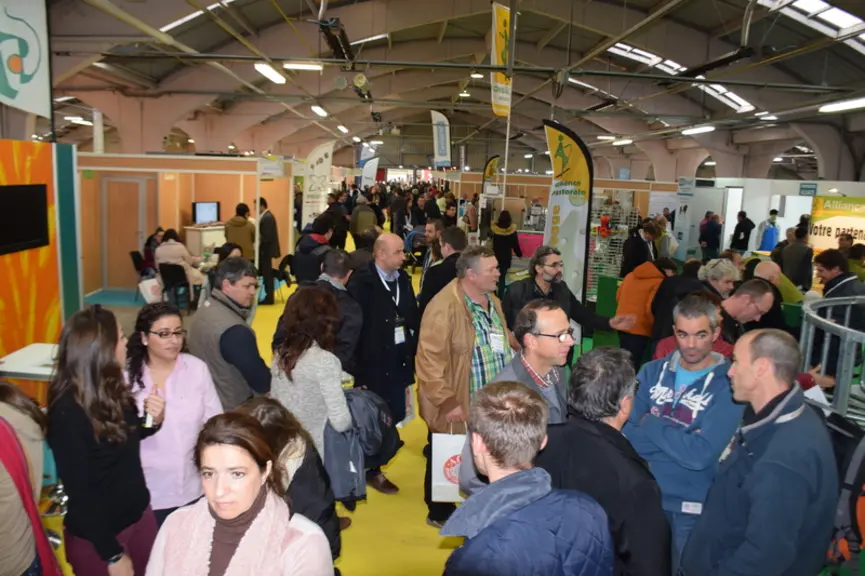 Toujours convivial, le salon Capr’inov est l’un des rares endroits où les éleveurs de chèvres peuvent se retrouver entre professionnels caprins. © D.