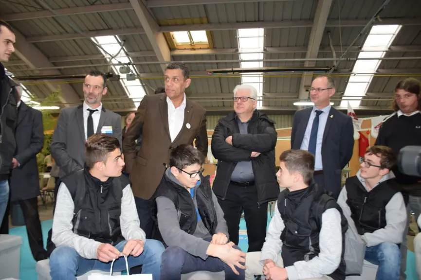 Lors de l’inauguration, Thierry Jayat, Xavier Beulin et Jacky Salingardes ont échangé quelques minutes avec les jeunes en projet d’installation. © D.