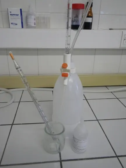 Pour réaliser les mesures il faut un acidimètre , une pipette , un verre transparent, de la soude Dornic, une burette graduée et un indicateur coloré.