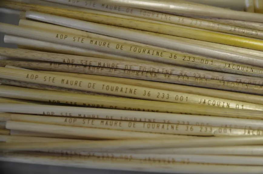 Les pailles sont gravées au nom de l'AOP et avec le numéro d'identification de la fromagerie.  © M.-A. Batut