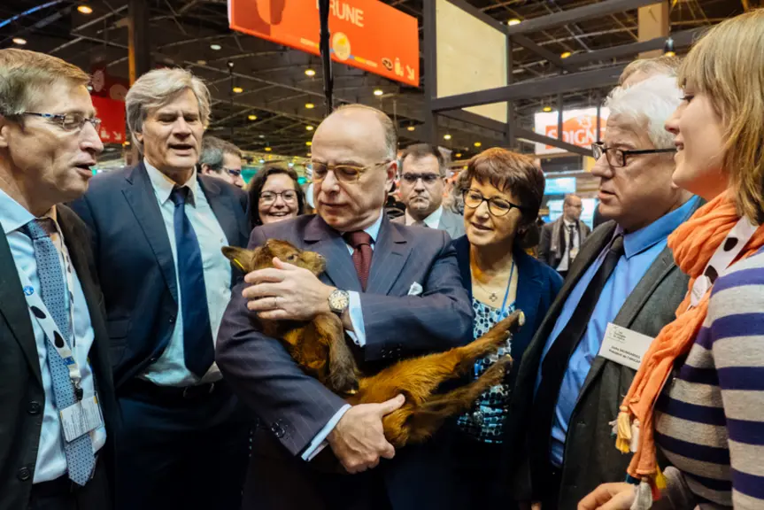De passage à la chèvrerie, le premier ministre Bernard Cazeneuve s’est fait offrir une chevrette, aussitôt nommée Normandie, qui devrait participer à