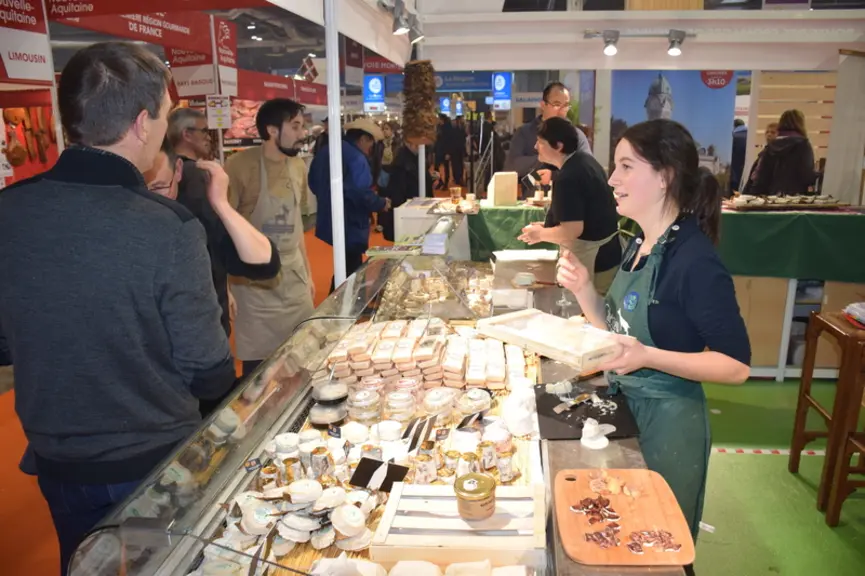 Les stands régionaux ont suivi le regroupement des régions comme en Nouvelle-Aquitaine où le chabichou côtoie désormais le cabécou du Périgord. © D. H