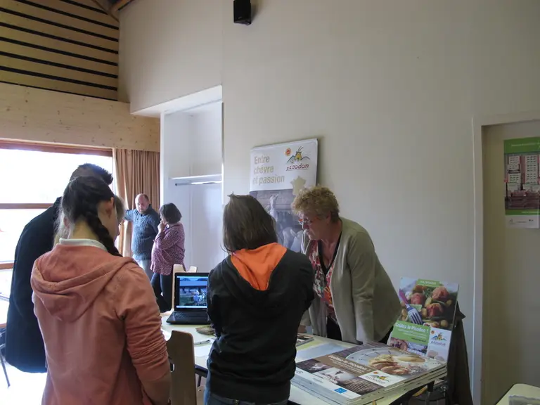 OPTIONLes partenaires ont pu rencontrer des élèves de l'enseignement agricole intéressés par la filière caprine. © E. Privat