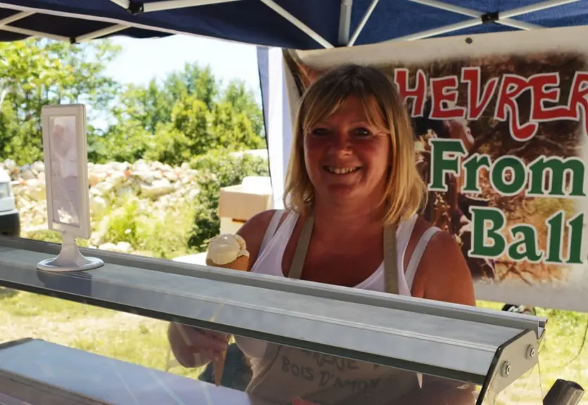 Pour se diversifier, Édith Sellier à choisit de proposer de la glace en vente directe.  © DR