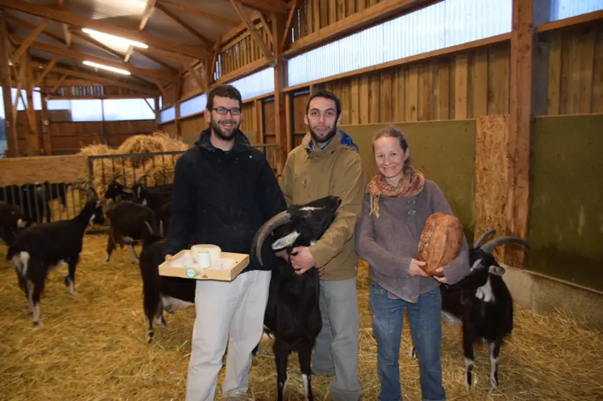 Nicolas, Clément et Marion ont construit ensemble une ferme qui leur ressemble. © D. Hardy