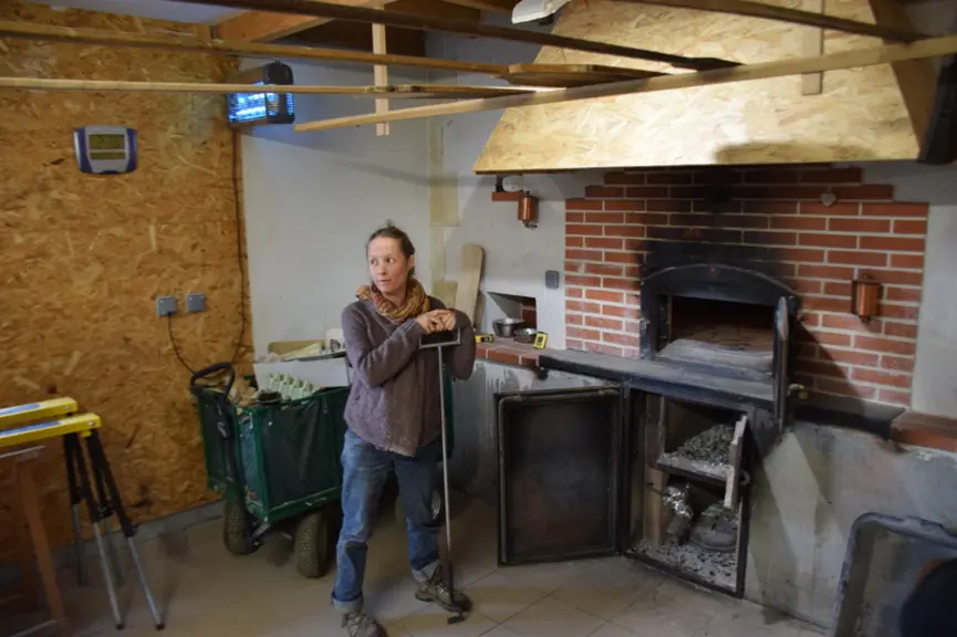 Les pains au levain sont cuits au feu de bois dans un fournil de 190 m². © D. Hardy