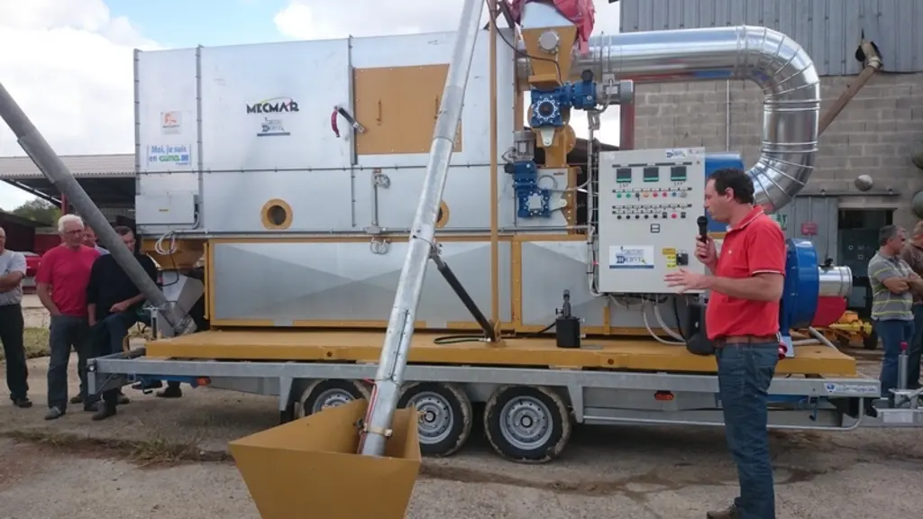 Les toasteurs (ici celui de la Cuma du Gers) peuvent être montés sur une remorque ou à poste fixe. Dans le sud-ouest et en Vendée, ils sont complétés