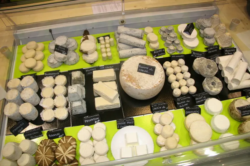 Les Français sont attachés au mode de production du lait de chèvre sans toutefois véritablement le connaître.  © D. Hardy