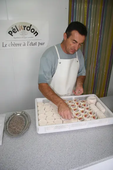 Les Français sont attachés au mode de production du lait de chèvre sans toutefois véritablement le connaître.  © D. Hardy